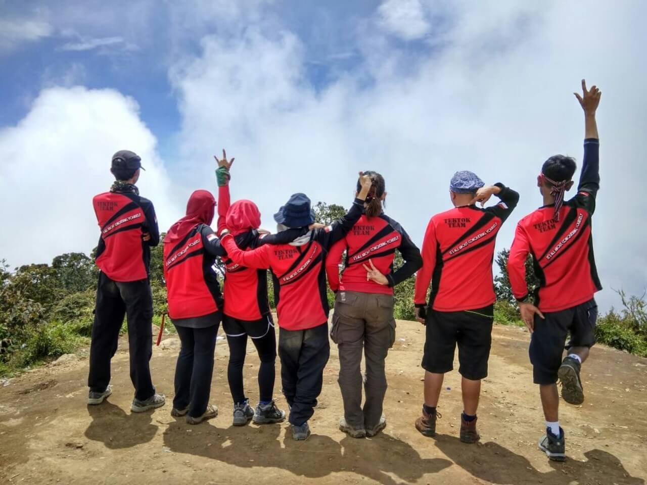 Hakikat naik gunung menurut Tektok Team adalah untuk menghilangkan stres dan racun media sosial. Kembali ke alam.